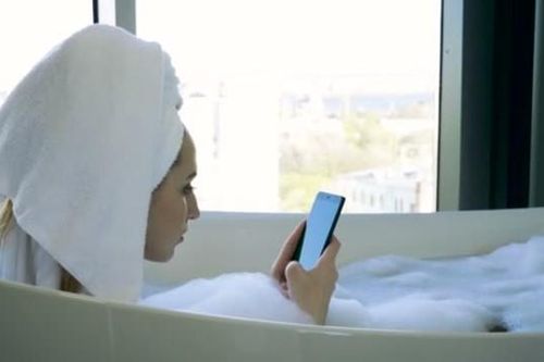 Vừa tắm vừa dùng iPhone đang cắm sạc, cô gái chịu hậu quả nặng nề đáng tiếc