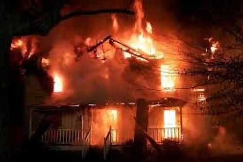 Mâu thuẫn sau bữa thịt chó, chồng đổ xăng đốt nhà khiến vợ bị bỏng nặng