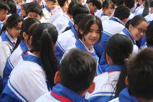 Tặng 1.000 cuốn sách cho thư viện ở Hòa Bình