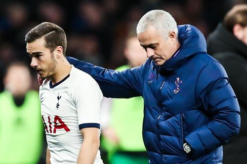 Phản ứng của Mourinho khi Winks đi thẳng vào đường hầm