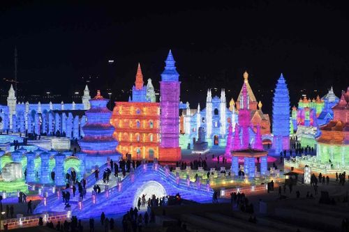 Người Trung Quốc xẻ băng để tổ chức lễ hội mùa đông lớn nhất thế giới