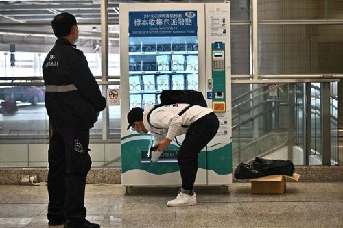 Máy bán hàng tự động phát bộ kit xét nghiệm Covid-19 ở Hong Kong