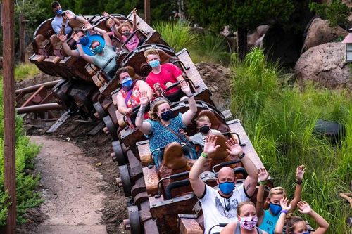 Disney gây tranh cãi khi photoshop thêm 'khẩu trang ảo' cho khách