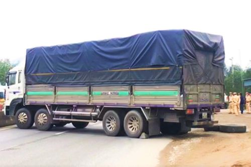Lái xe chắn quốc lộ khi bị cảnh sát lập biên bản