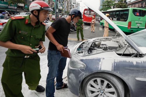 Xe BMW bốc cháy giữa đường ở TP.HCM