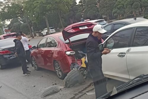 3 ôtô tông liên hoàn, cầu Nhật Tân kẹt cứng