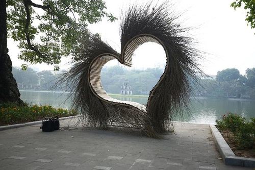 Hà Nội đã tháo dỡ tiểu cảnh trái tim bị nhận xét quái dị ở Hồ Gươm