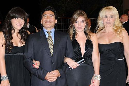 Huyền thoại Diego Maradona qua đời: Nóng bỏng cuộc chiến thừa kế