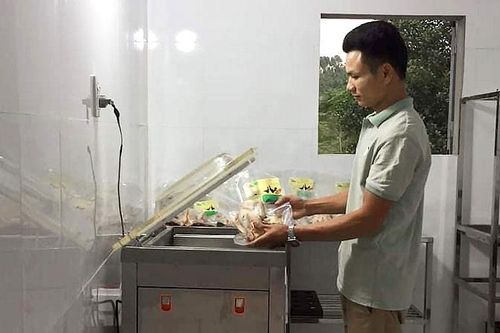 Chàng trai làm 'thực đơn' cho gà với mơ ước thực phẩm sạch