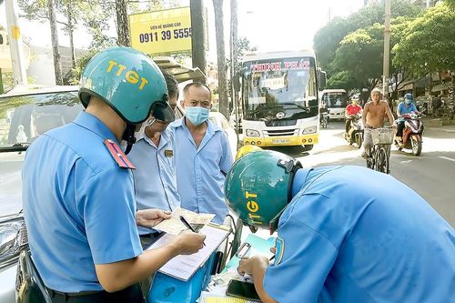 Ra quân xử lý xe đón, trả khách trá hình