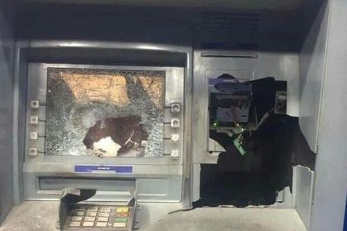 Rút tiền bị nuốt thẻ, người đàn ông bực mình dùng búa đập phá cây ATM