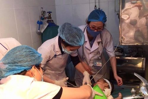 Dùng nước mắm và rượu chữa bỏng, bé trai bị nhiễm trùng nặng