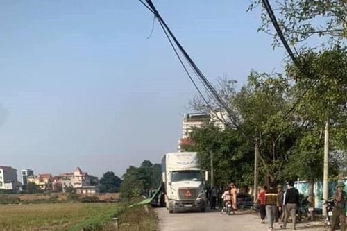 Chở nhau đi học, 2 chị em bị xe container cán tử vong