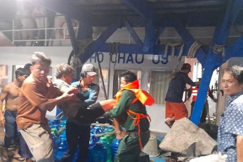 Cứu 4 ngư dân bị ngạt khí hầm cá