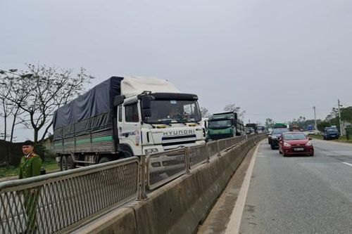 Bị lập biên bản vì không có giấy phép vận tải, tài xế lái xe chắn ngang làm QL1A ách tắc hàng giờ