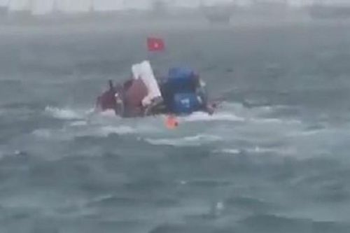 Tàu chở hàng ra đảo Lý Sơn bị chìm, 5 người được cứu sống