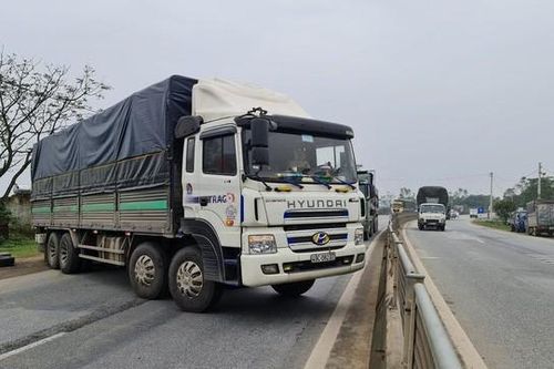 Bị CSGT lập biên bản, tài xế đánh lái cho xe tải chắn ngang QL1A
