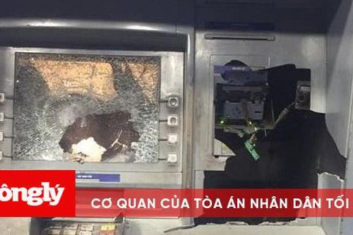 Người đàn ông đập phá cây ATM vì rút tiền bị nuốt thẻ