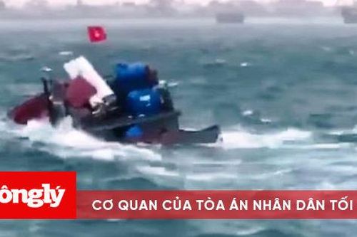 Tàu chở hàng ra đảo Lý Sơn bị chìm trên biển