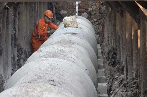 Dùng công nghệ khoan kích ngầm đặt ống cống dưới lòng sông Tô Lịch