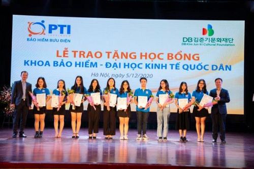 PTI trao 20 suất học bổng cho sinh viên ĐH Kinh tế Quốc dân