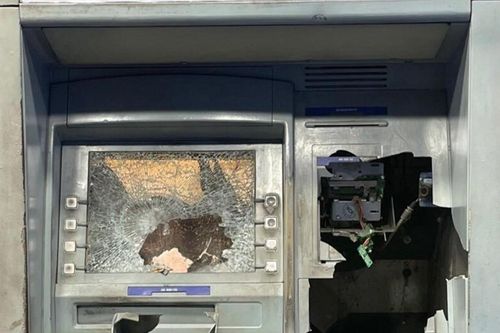 Bực tức vì không rút được tiền, người đàn ông cầm búa đến đập phá trụ ATM ở Bình Dương