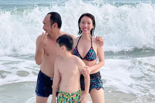 Gia đình Thu Trang khoe ảnh đi biển với tạo dáng 'bất đồng nội bộ' dằn mặt ông xã?