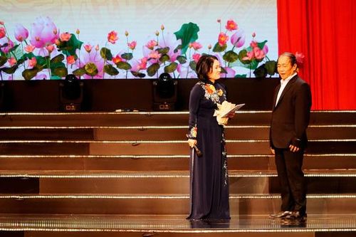 'Lão anh hùng' cứu sống gần 100 người thoát lũ dữ, khiến cả hội trường rưng rưng xúc động