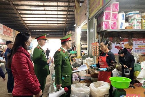 Tuyên truyền an toàn PCCC tại Chợ đầu mối Đông Hương