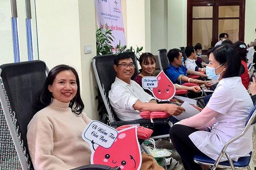 Gần 100 cán bộ, công nhân Công ty Điện lực Điện Biên tham gia hiến máu nhân đạo