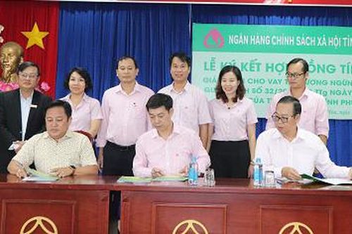 2 doanh nghiệp đầu tiên được vay vốn trả lương cho người lao động