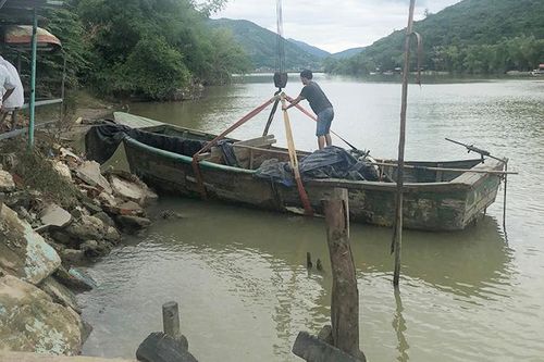 Xã Vĩnh Ngọc: Bắt 2 ghe hút cát trái phép