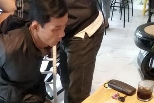 Cháu ruột tạt chất bẩn, tống tiền cô 100 triệu đồng