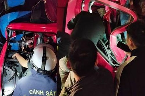 Cưa cabin cứu tài xế mắc kẹt sau TNGT