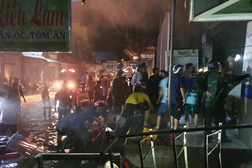 Cháy cửa hàng kim khí điện máy ở chợ Năm Căn