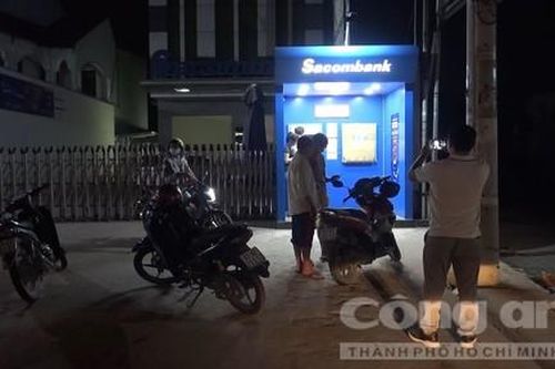 Rút tiền nhưng không nhận được tiền, thanh niên đập luôn máy ATM