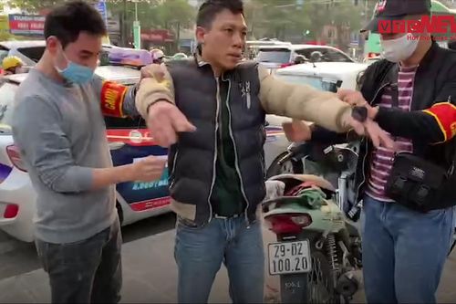 Bị dừng xe kiểm tra, người đàn ông mang ma túy quay đầu bỏ chạy