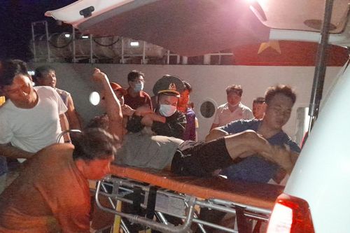 Bộ đội Biên phòng cứu 4 ngư dân ngạt khí hầm cá trên tàu lênh đênh giữa biển