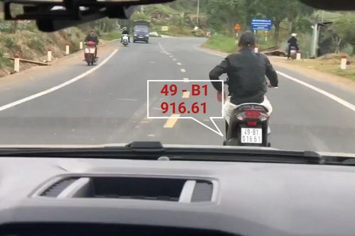Phẫn nộ thanh niên chạy xe máy lạng lách trước đầu ô tô trên quốc lộ 20