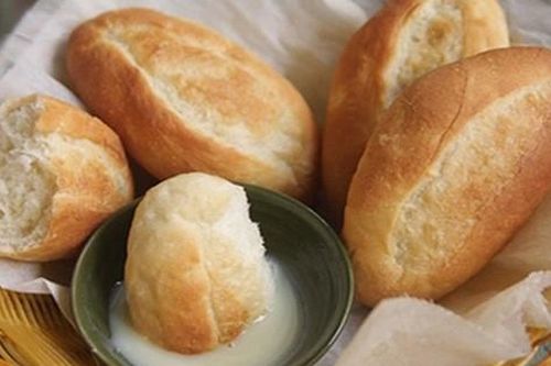 Bánh mì chấm sữa - Món ăn sáng của người Việt đang gây sốt cộng đồng quốc tế: Ăn thế nào mới thực sự 'đạt chuẩn'?