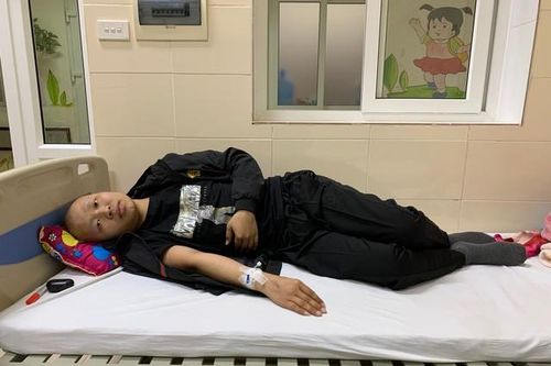 Mắc ung thư, chàng trai rơi vào tuyệt vọng khi gia đình mấy người cùng bệnh tật