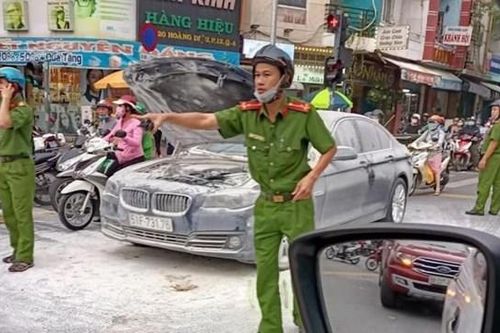 TP HCM: Xế hộp BMW bốc cháy giữa đường