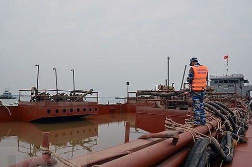 Tạm giữ tàu biển chứa 1000 m3 cát không có giấy tờ hợp lệ