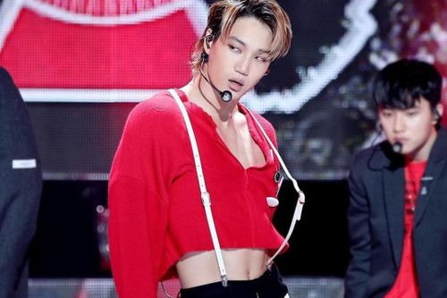 4 kiểu trang phục gây tranh cãi của nam idol Kpop