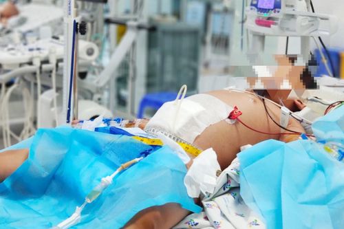 Bé trai nguy kịch tính mạng sau 3 ngày sốt cao
