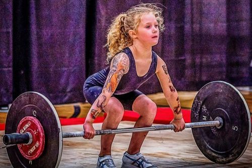 Cô bé 7 tuổi khỏe nhất thế giới