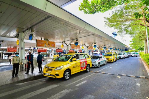 Đề nghị thêm làn cho taxi đón khách ở sân bay Tân Sơn Nhất