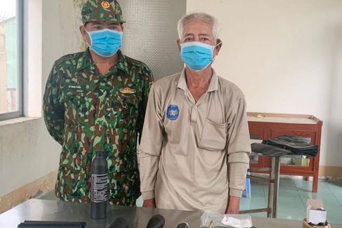 Ông lão chở 2 khẩu súng qua biên giới