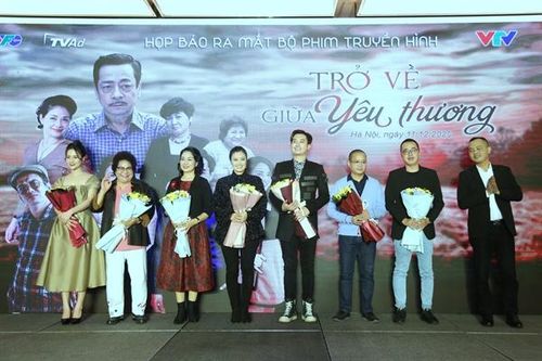 Trở về giữa yêu thương: Gặp lại hình ảnh người cha trăn trở