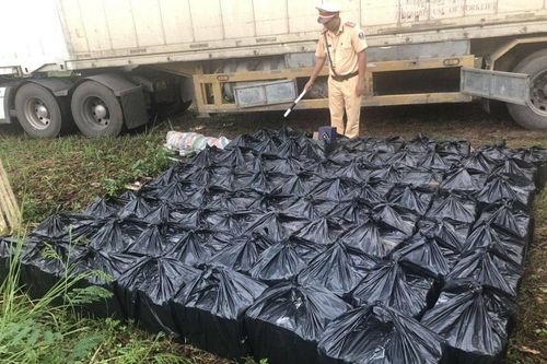 Bắt giữ xe container chở 462 chai rượu ngoại lậu